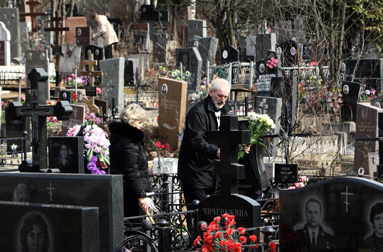 Moskovčani na pokopališču Mitino na velikonočno nedeljo.