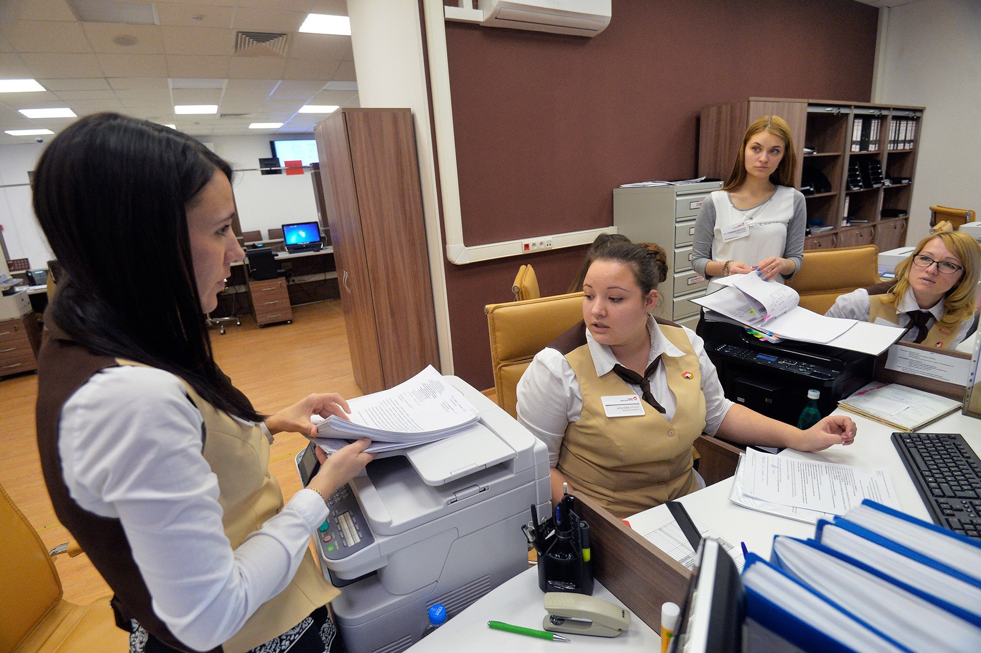 Zaposleni v univerzalni državni pisarni »Moji dokumenti« v mestu Moskovski, Novomoskovski okraj, Moskva.