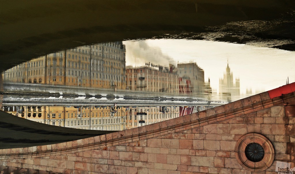 Una vista desconocida desde debajo de un famoso puente de Moscú.