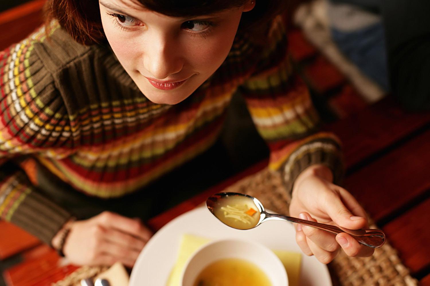 Снится есть вкусное. Девушка ест суп. Привычка есть суп с хлебом. К чему снится кушать. Креатив фото люди Soup.