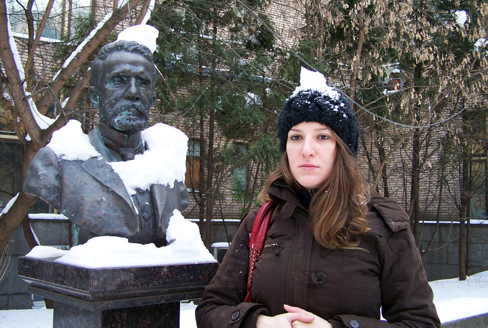 Com um busto então recém-inaugurado de Machado de Assis na Biblioteca de Literatura Estrangeira de Moscou.