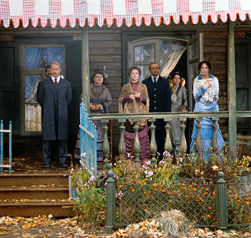 Prizor iz filma Surova romanca, v katerem igrajo Viktor Proskurin, Vera Petrova, Alisa Frejndlih, Andrej Mjagkov, Larisa Guzejeva.