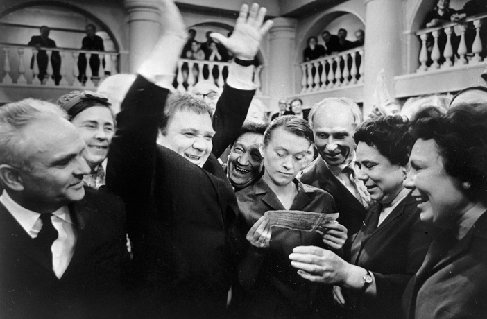 V sredini: Valentina Talizina i Evgenij Leonov, film Cik-cak sreče, 1968.