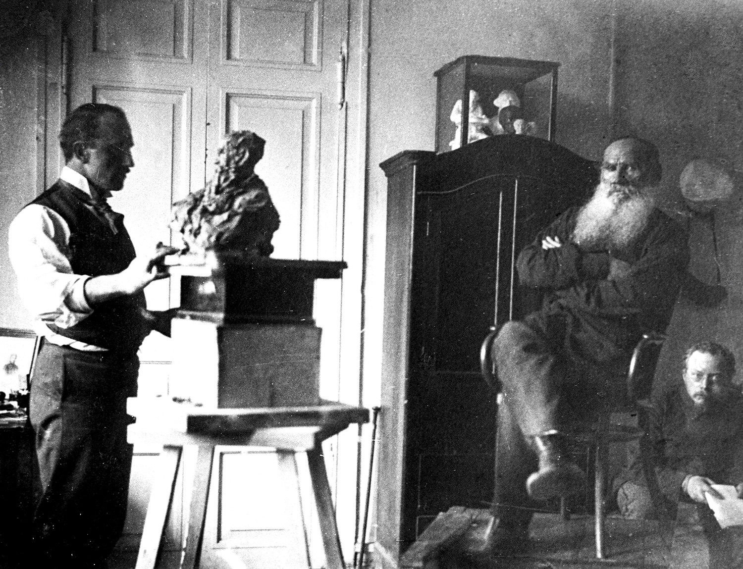 Der russischstämmige italienische Bildhauer Pawel Trubezkoj war zwar gut bekannt mit Lew Tolstoj, hat aber nie eines seiner Werke gelesen. Dennoch aber gilt Trubezkojs Tolstoj-Bildnis als bestes Abbild des großen russischen Autoren. 