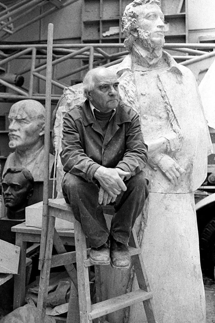 Obwohl die staatliche Kommission das Alexander-Puschkin-Denkmal von Michail Anikuschin von 1957 bereits abgesegnet hatte, war der Künstler selbst so unzufrieden, dass er auf eigene Kosten ein Neues schuf. Heute steht es auf dem Platz der Künste in Sankt Petersburg.