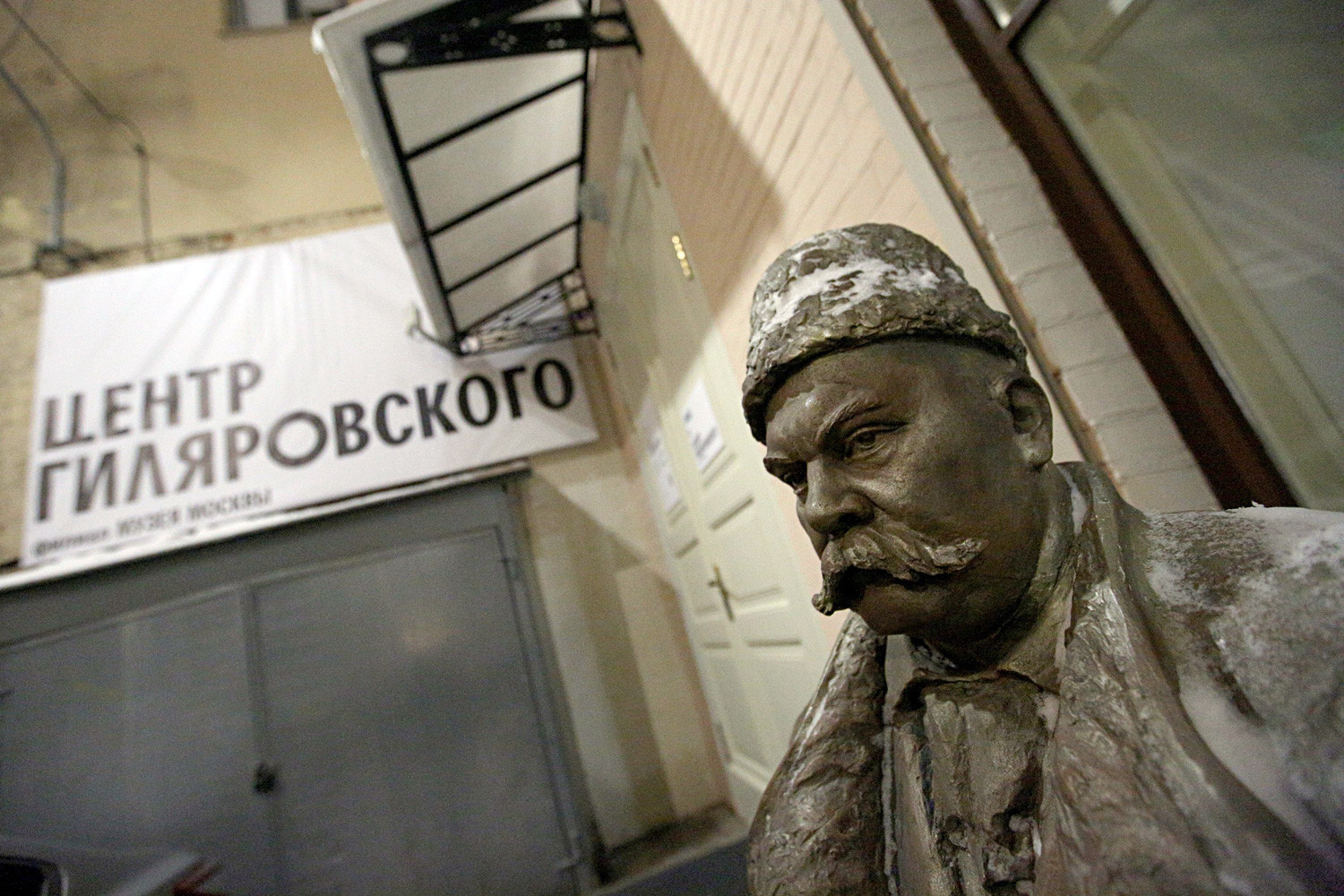 Um monumento a Vladímir Guiliaróvski dá as boas-vindas aos visitantes do museu. 