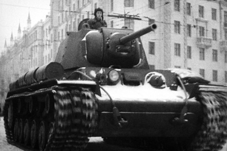 El tanque KV avanza por las calles de Moscú. Diciembre de 1941. 