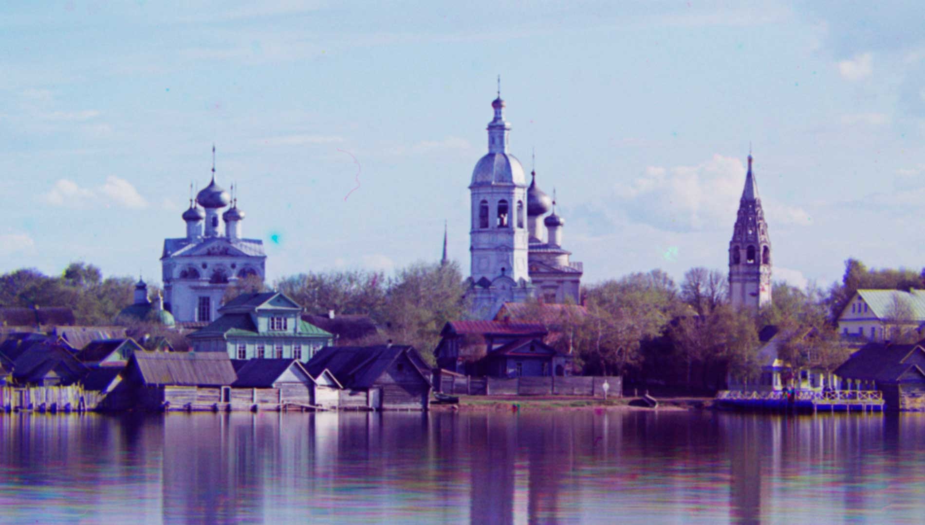 Ostashkov. Complesso della cattedrale dall’isola di Voroni. Da sinistra: Cattedrale della Trinità; Torre campanaria; Chiesa della Resurrezione; Torre campanaria. Inizio estate 1910
