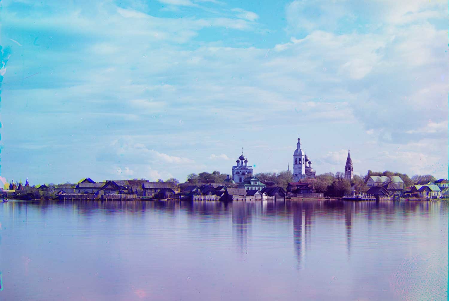 Ostashkov. Vista dall’isola di Voroni. Centro: complesso della cattedrale. In lontananza a sinistra: il monastero di Znamenskii. Inizio estate 1910