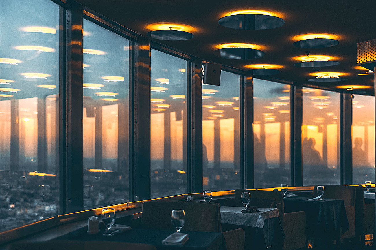 Interior restoran yang terletak di menara Ostankino.