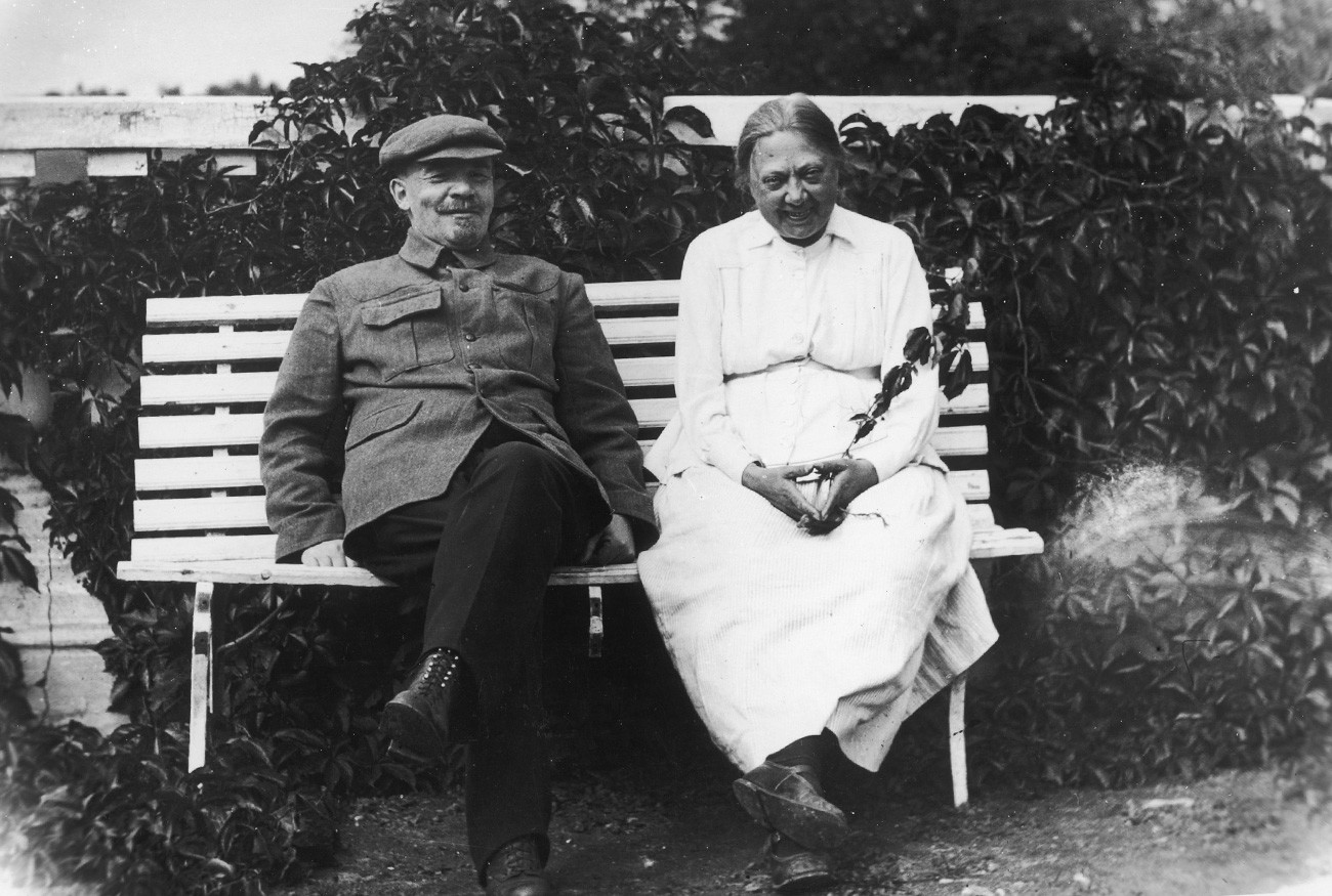 Lenin bersama istrinya Nadezhda Krupskaya di Gorky, 1922.