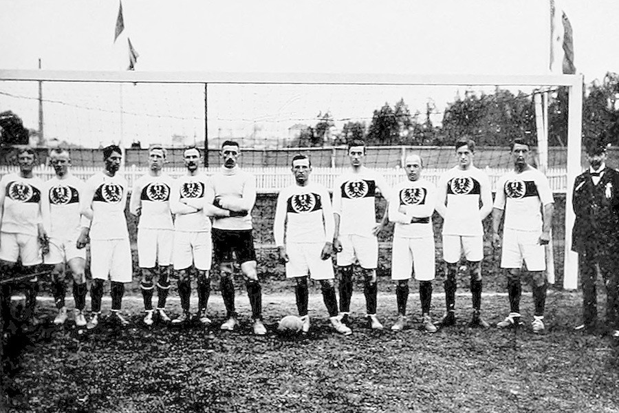 Jogadores alemães antes de jogo contra seleção imperial russa