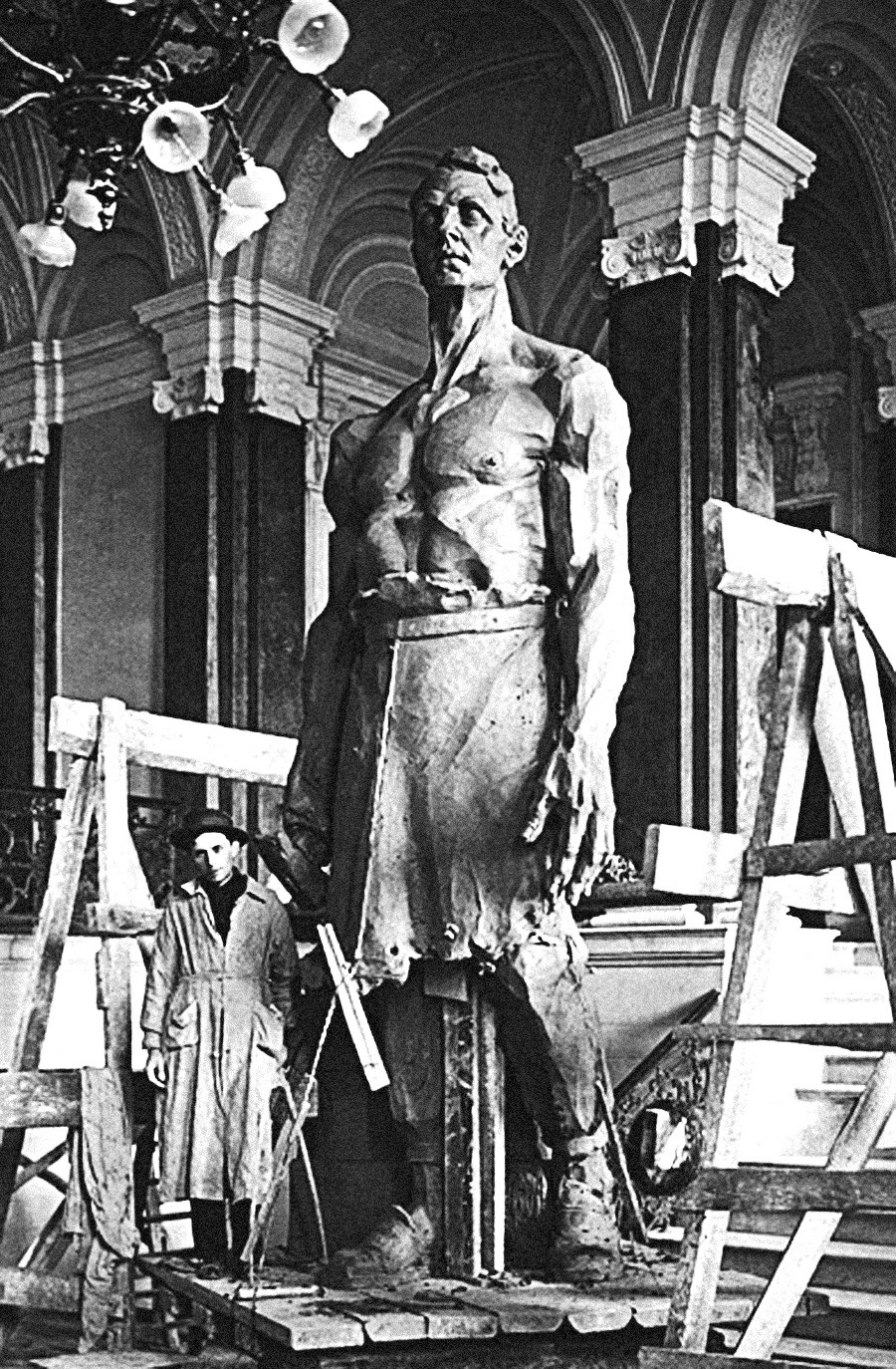 Mikhaïl Bloch devant la statue Grand métallurgiste