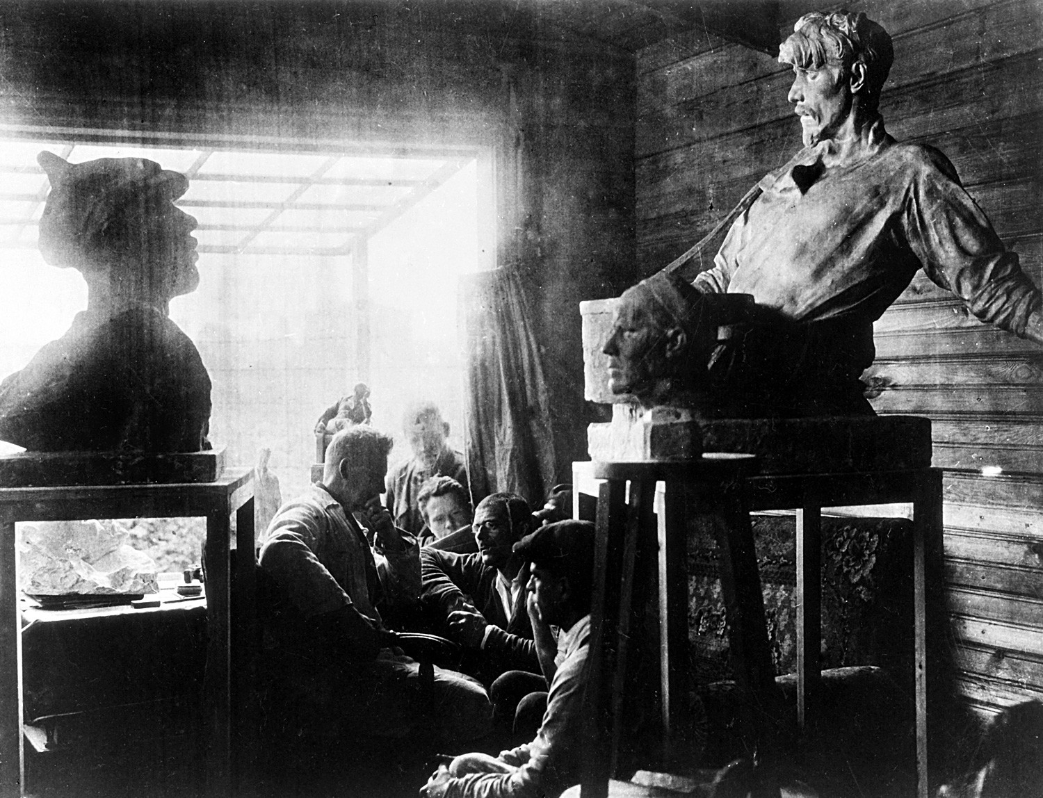 Ivan Shadr dans son atelier, 1925