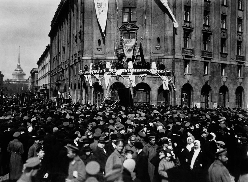 Celebración del Primero de mayo de 1917 en Petrogrado (ahora San Petersbugo).