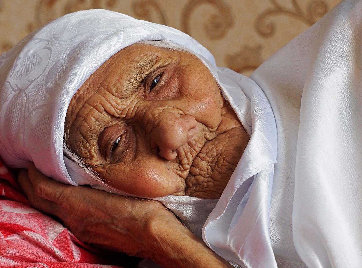 Astrahanjska oblast, Rusija, 29. svibnja 2016.: Prastara Tanzilja Bisembejeva (120 godina) u selu Alča, Krasnojarski rajon, Astrahanjska oblast. Tanzilja je registrirana u Ruskoj knjizi rekorda kao najstarija živuća osoba u Rusiji.