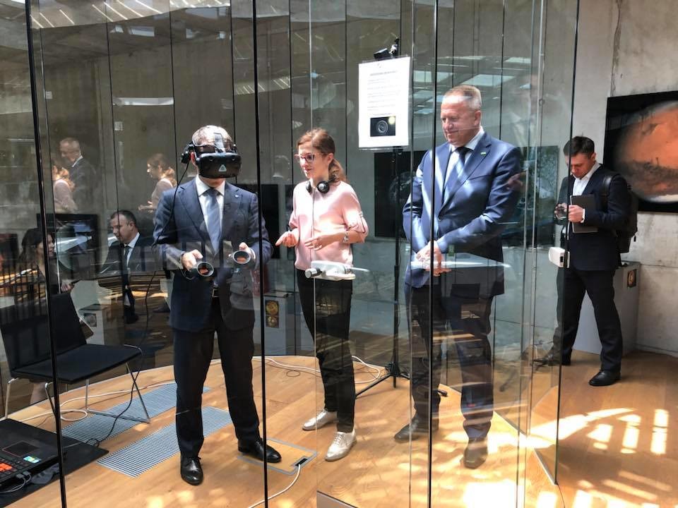 Ruski minister Nikolaj Nikiforov z VR-simulatorjem hoje po vesolju.