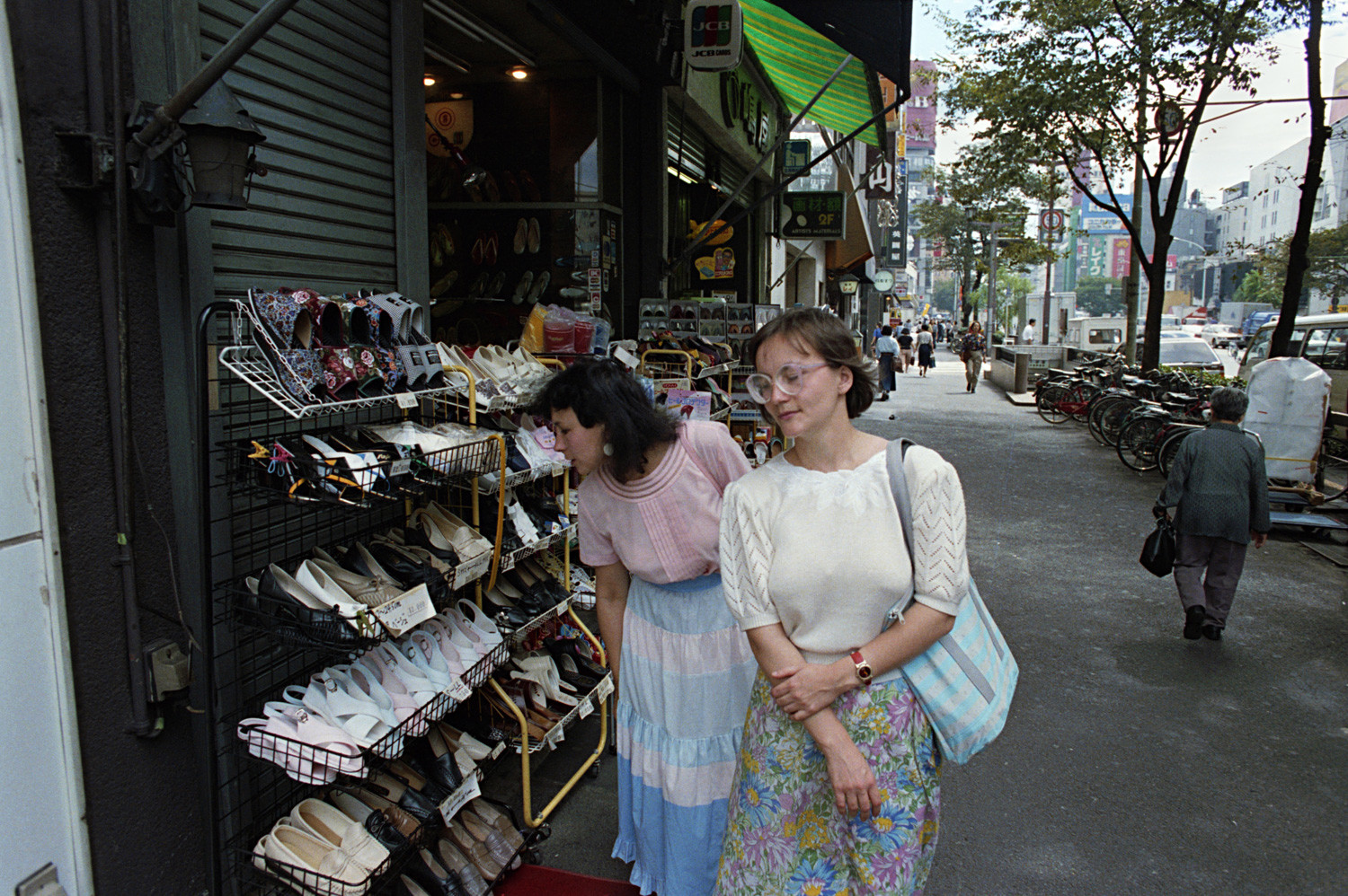 Съветски туристи по улиците на Токио, Япония, 1 октомври 1990 г.