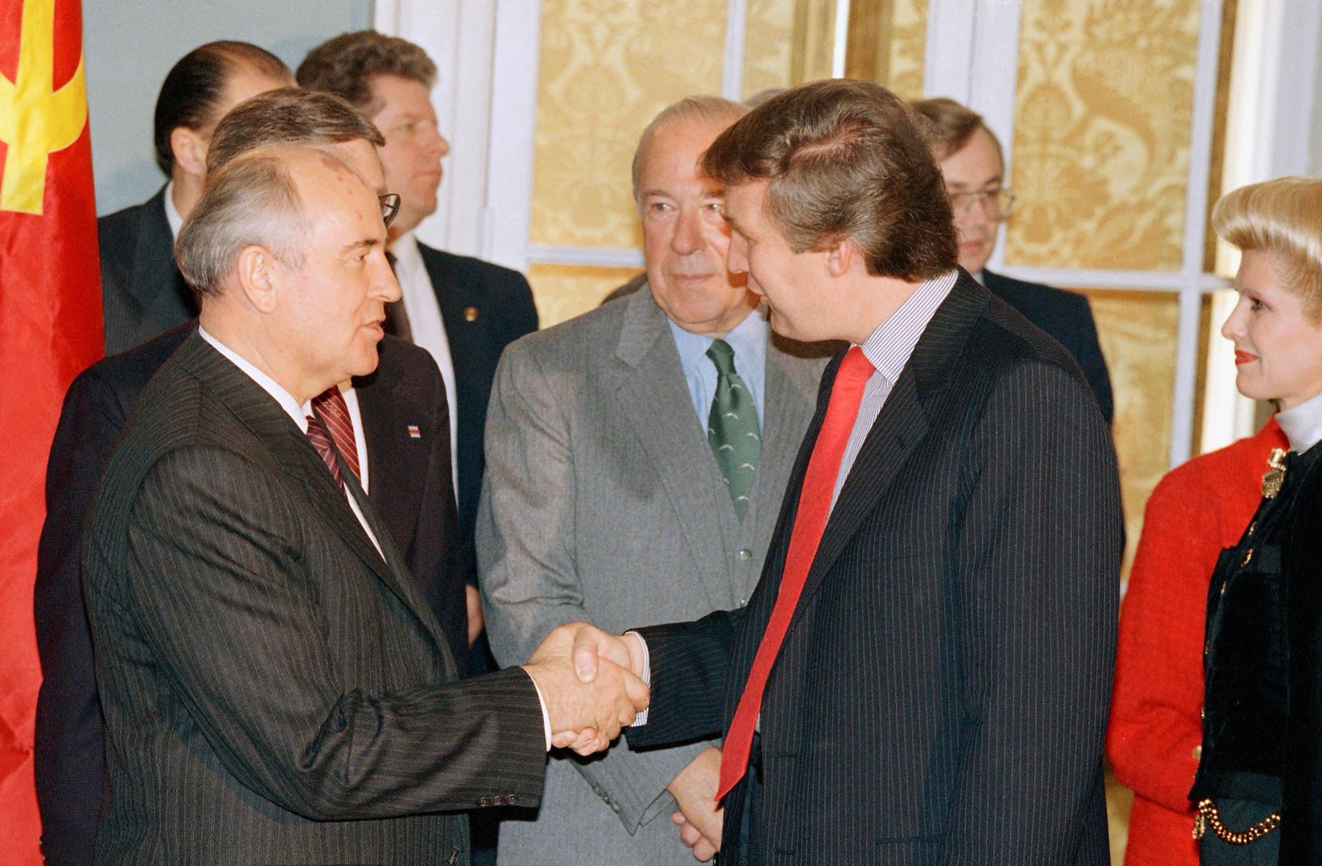 Gorbatchov (à esq.) e Trump (à dir.) durante encontro nos EUA