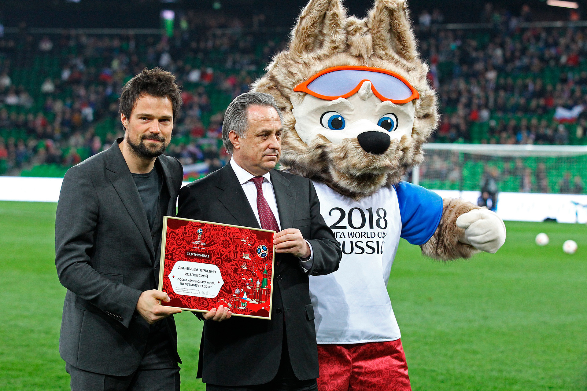 Schauspieler Danila Koslowsij (l.), der Präsident des Russischen Fußballbundes Witalij Mutko (M.) und das Maskottchen Sabiwaka der FIFA-WM 2018 (r.)
