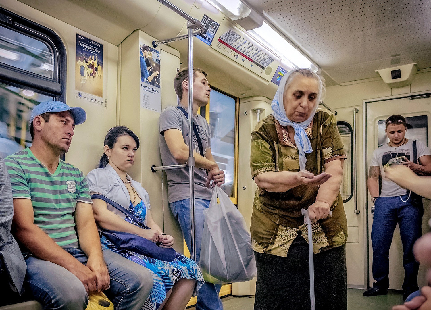 Ženska berači za denar v moskovskem metroju.