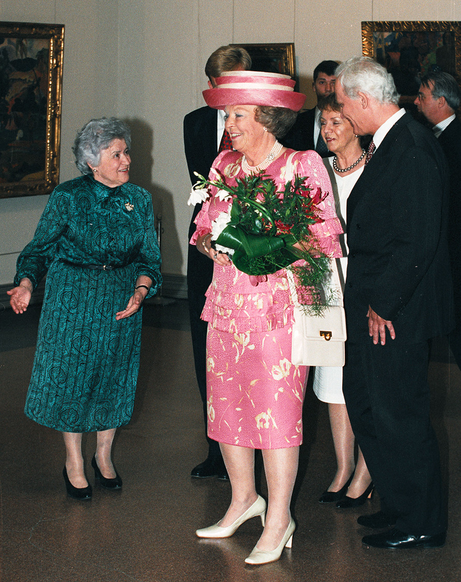 Queen Beatrix of the Netherlands speaks to Irina Antonova (L) on June 6, 2001 during a visit to the museum in Moscow