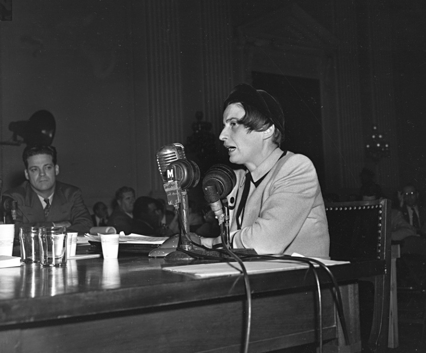 Ayn Rand, ameriška scenaristka in pisateljica, rojena v Rusiji, govori o filmu Pesem o Rusiji pred HUAC-om leta 1947. Odbor je preiskoval komunistične povezave v filmski industriji v McCarthyjevem obdobju.