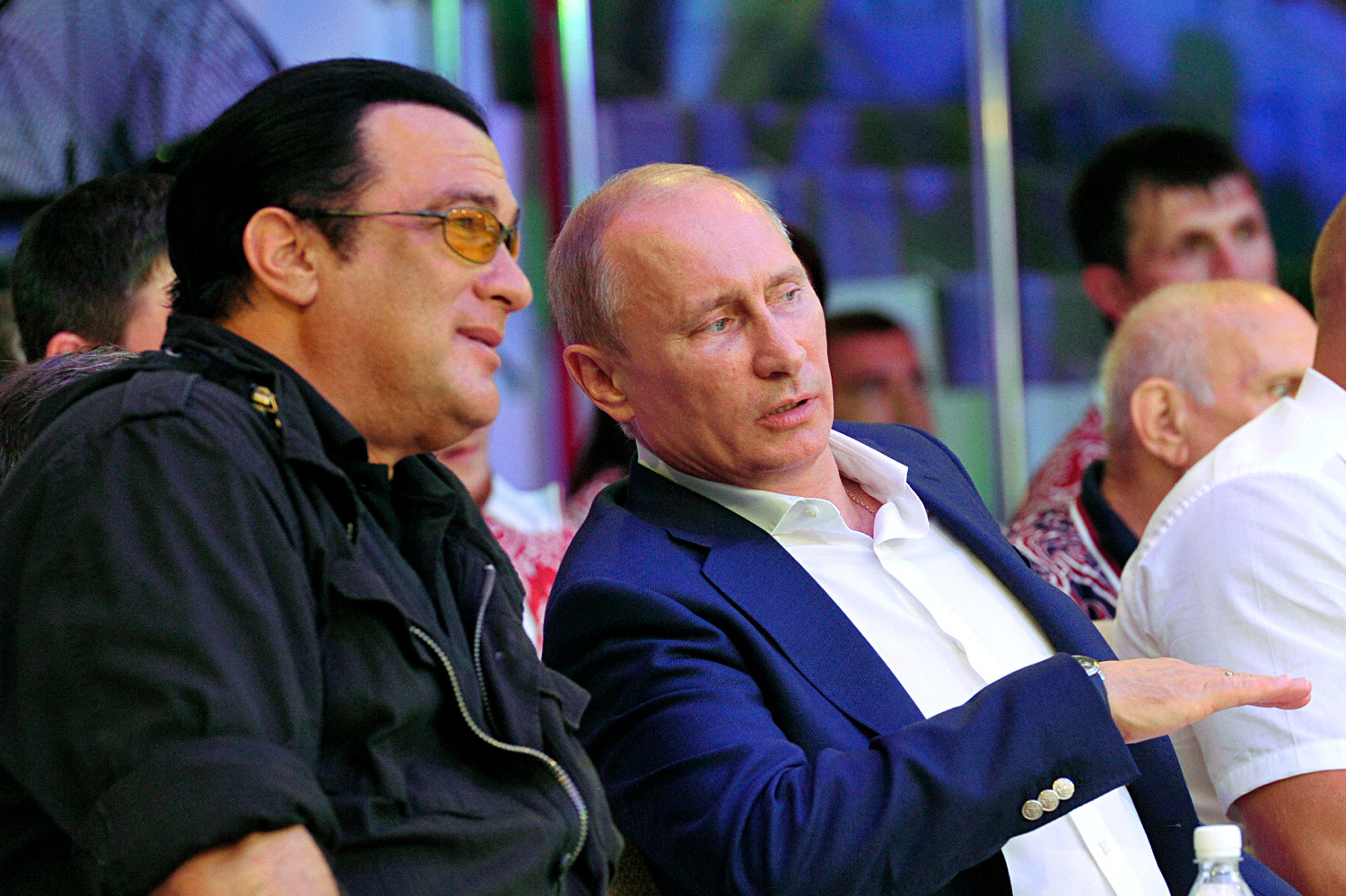 Председник Русије Владимир Путин и амерички глумац Стивен Сигал посматрају прво руско национално првенство у мешовитим борилачким вештинама у Сочију. 11. август 2012. године. 