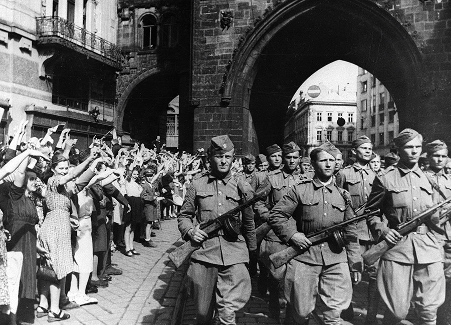 Грађани Прага поздрављају војнике Чешког корпуса који су заједно са совјетском армијом ослободили земљу од нацистичке окупације, 09.05.1945.
