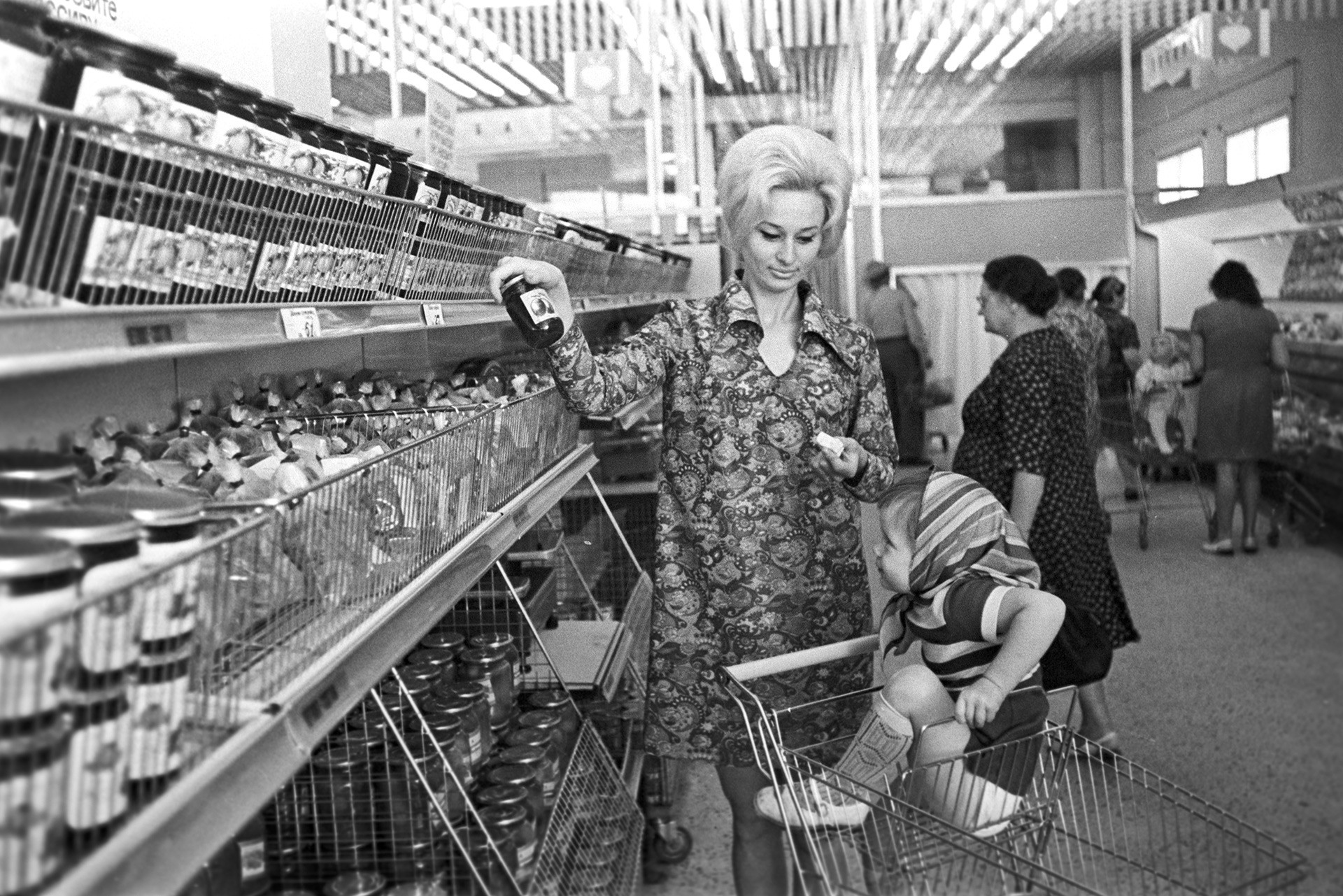 'Universam' supermarket in Leningrad. Shelves in elite stores were never empty.