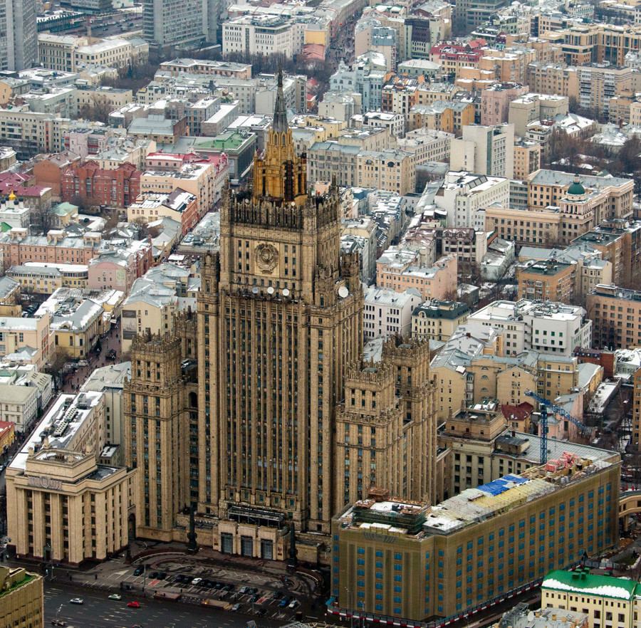 Tahun lalu, Kementerian Luar Negeri Rusia menerima menara gereja baru, memicu perdebatan tentang asal-usulnya.