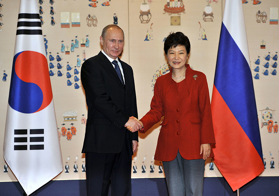 Владимир Путин се рукује са председницом Јужне Кореје Парк Гун Хеј (2013-2017. године).