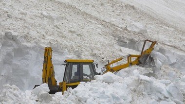 Погледнете како исчезнуваат автомобили во снег за помалку од 10 минути 