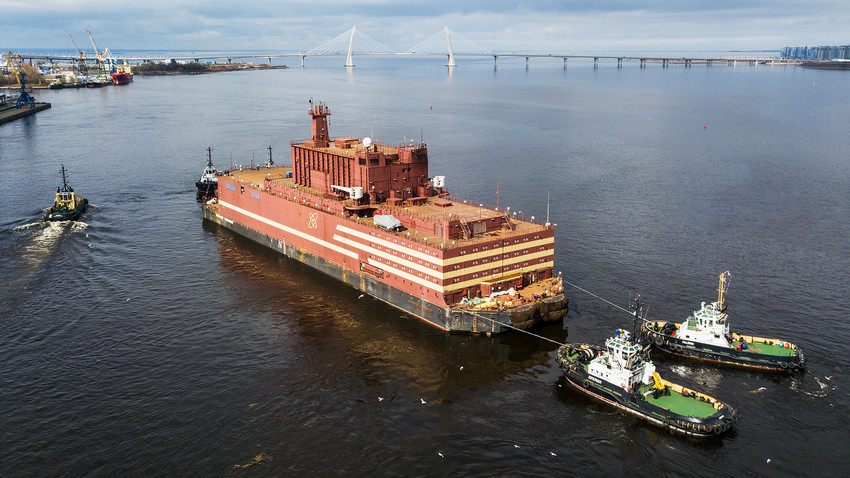 The Akademik Lomonosov leaves St. Petersburg