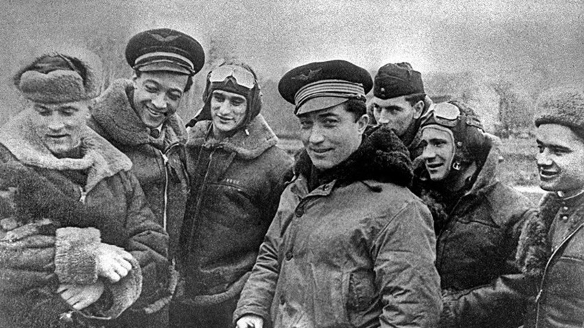 Pilotes russes et français durant l’opération militaire conjointe de Prusse-Orientale, en janvier 1945.