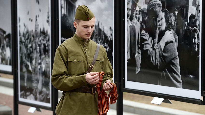 Млад мъж във военна униформа от Великата отечествена война участва в откриването на фотоизложбата "Страници от победата" в Москва, посветена на 70-годишнината от победата при Великата отечествена война.
