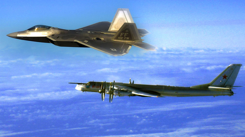 Ловечки авион од 5 генерација F-22 и руски стратешки бомбардер Т-95