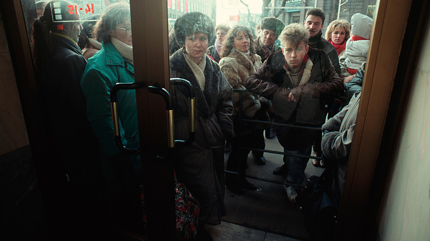 Ljudje stojijo v vrsti pred trgovino v Leningradu v času gospodarske krize leta 1987.