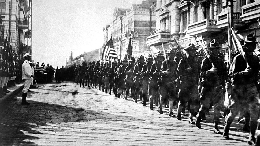 Američke trupe paradiraju u Vladivostoku. Japanski marinci u stavu mirno. Kolovoz 1918.
