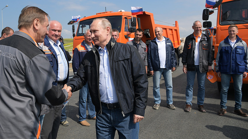 Владимир Путин разговара со градителите на Кримскиот мост на Нултиот километар во текот на отворањето на друмската делница на мостот.