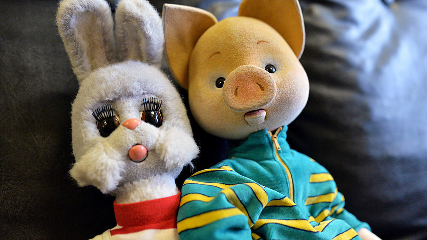 Bonecos da lebre Stepachka e do porco Kriucha inspirados no programa de TV russo ‘Spokôinoi nôtchi, malichi!’ no estúdio da Ostankino TV. 