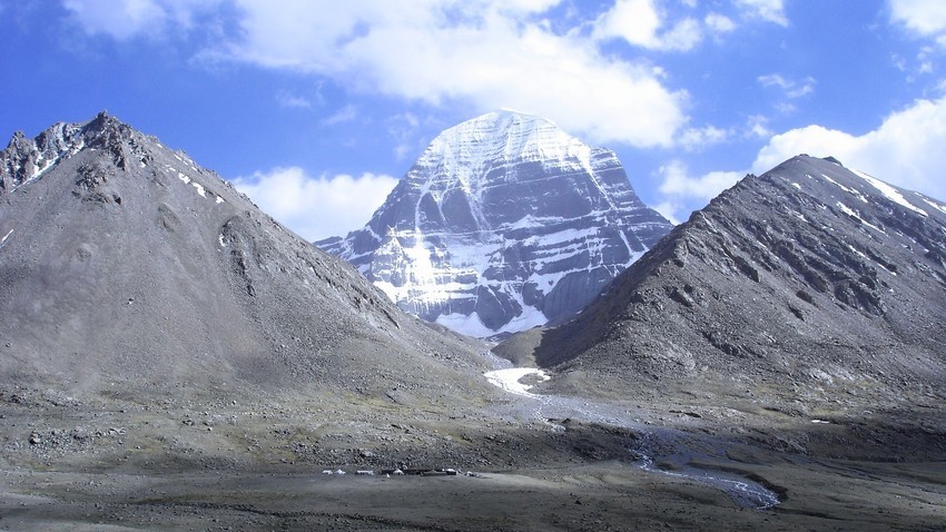 Планината Кајлаш е свето место за Индусите, будистите и џаините.