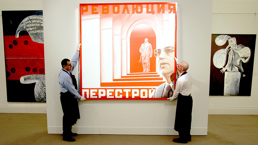 Техници коригират картината на Ерик Булатов, наречена "Революция-перестройка", оценена на 80 000 - 120 000 паунда в аукционните къщи Sotheby в Лондон, 12 февруари 2007 г.
