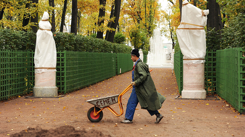 Trabalhadores limpam as folhas que caem no Jardim de Verão, em São Petersburgo.