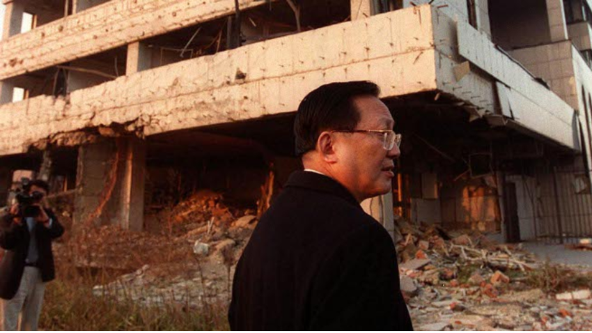Kitajski zunanji minister si ogleduje ruševine kitajskega veleposlaništva v Beogradu, 3. december 2000.