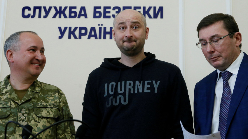 Jurnalis Rusia Arkady Babchenko (tengah), yang dilaporkan tewas dibunuh di ibu kota Ukraina pada 29 Mei, Jaksa Penuntut Umum Ukraina Yuriy Lutsenko (kanan), dan Kepala Dinas Keamanan Ukraina (SBU) Vasyl Hrytsak selama konferensi pers di Kiev, Ukraina, 30 Mei 2018.