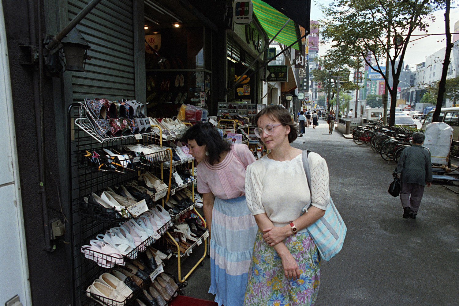 Soviet citizens in the streets of Tokyo in 1990