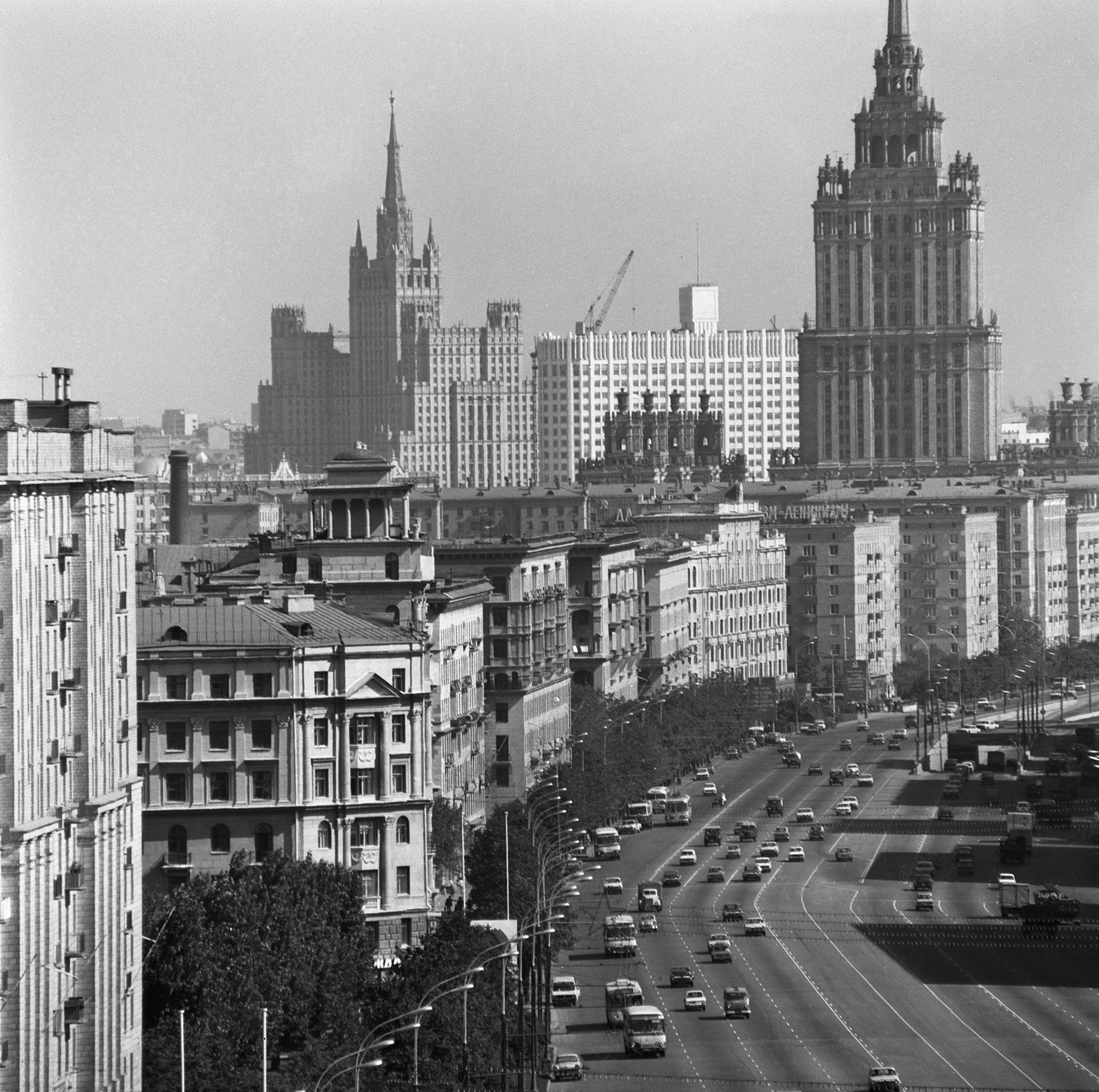 A avenida Kutuzovski Prospekt, em Moscou, onde vivia a elite dos funcionários soviéticos, como Leonid Brejnev e Iúri Andropov.