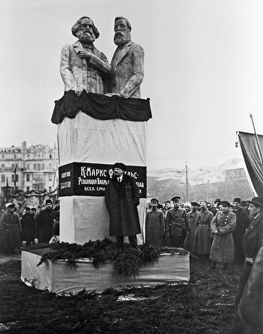 革命直後に、ウラジーミル・レーニンは、「記念碑によるプロパガンダ」の計画を示した。「革命の最大の人物、カール・マルクスとフリードリッヒ・エンゲルス」の記念碑は、優先的に建てられた。