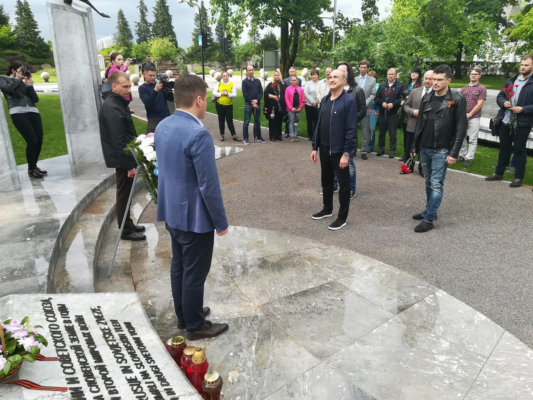 Poklon glasbenikov padlim ruskim in sovjetskim vojakom na Žalah .